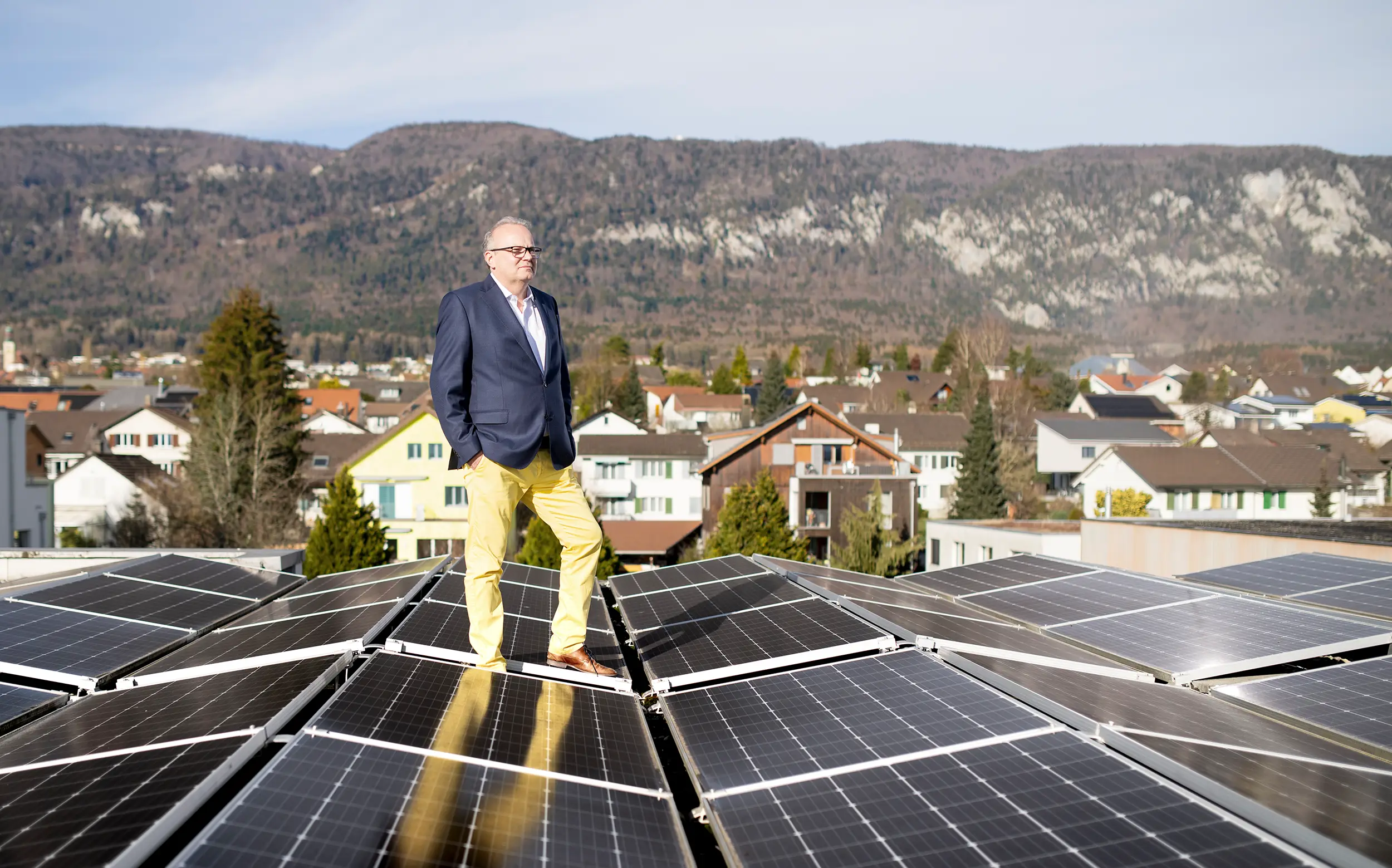 Christian Herzog mit Solarpanels